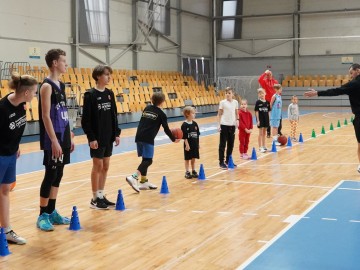 Тренування по баскетболу в рамках соціальної програми Євроліги One Team