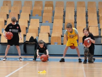 Тренування по баскетболу в рамках соціальної програми Євроліги One Team