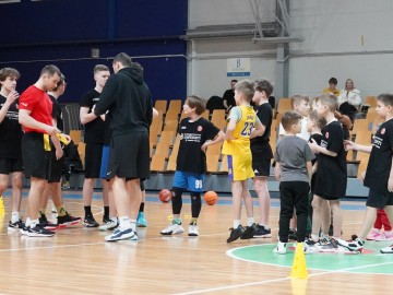 Тренування по баскетболу в рамках соціальної програми Євроліги One Team