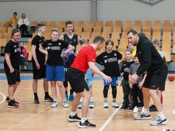 Тренування по баскетболу в рамках соціальної програми Євроліги One Team