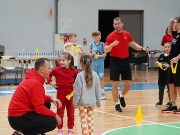 Тренування по баскетболу в рамках соціальної програми Євроліги One Team