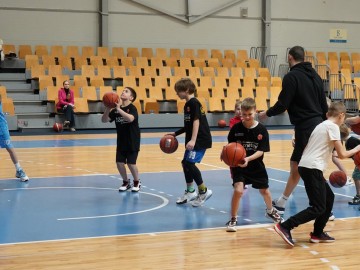 Тренування по баскетболу в рамках соціальної програми Євроліги One Team