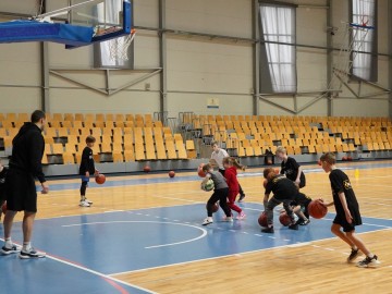 Тренування по баскетболу в рамках соціальної програми Євроліги One Team