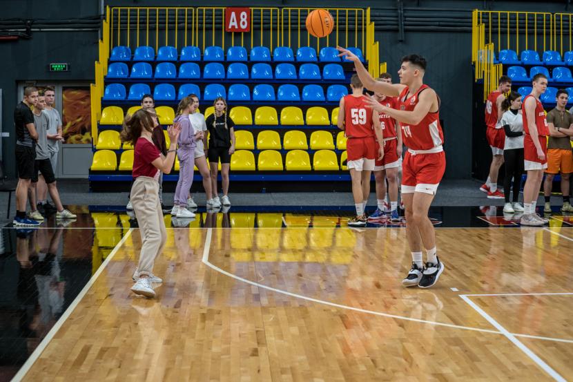 Майстер-клас для школярів Слобожанського від БК "Прометей"